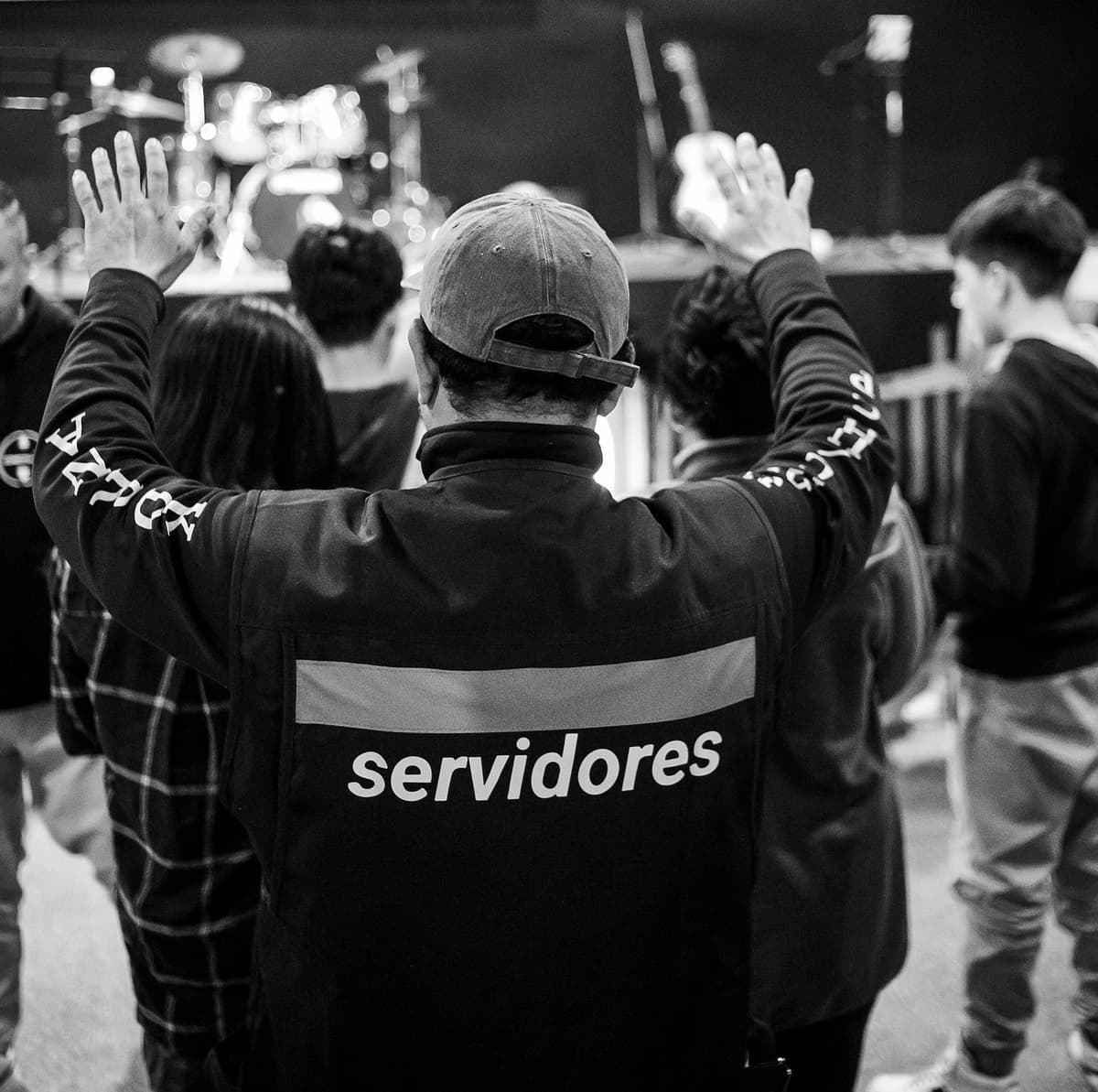 Miembros de la comunidad de Iglesia Kayros Center en un servicio